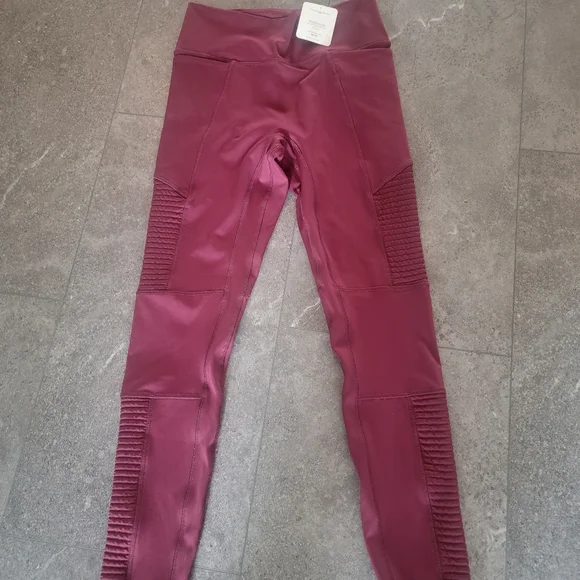 Fabletics Motion365+ Contour High-Waisted Legging in Black Shine - Picture 2 of 3